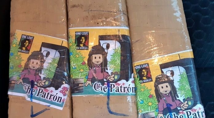 três pacotes com adesivo de desenho escrito "ché patron"