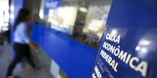 entrada de uma agência da caixa