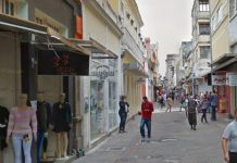 pessoas andando na rua conselheiro mafra em florianópolis em meio ao comércio aberto