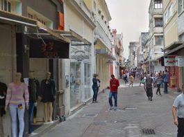 pessoas andando na rua conselheiro mafra em florianópolis em meio ao comércio aberto