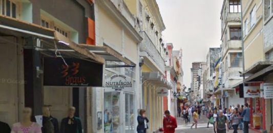 FCDL promove feirão para negociação de dívidas no comércio pessoas andando na rua conselheiro mafra em florianópolis em meio ao comércio aberto