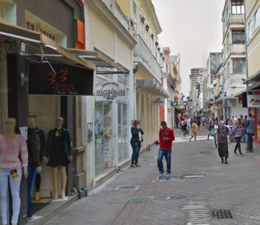 pessoas andando na rua conselheiro mafra em florianópolis em meio ao comércio aberto