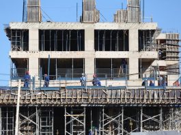 Construção civil e lojas de materiais de construção são liberadas para voltar ao trabalho operários em um prédio em construção