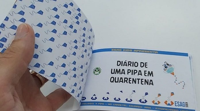 pessoa abre o livro "Diário de uma Pipa em Quarentena"