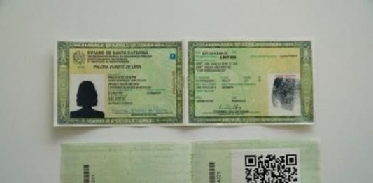 modelo de carteira de identidade com frente e verso mostrando o qr code