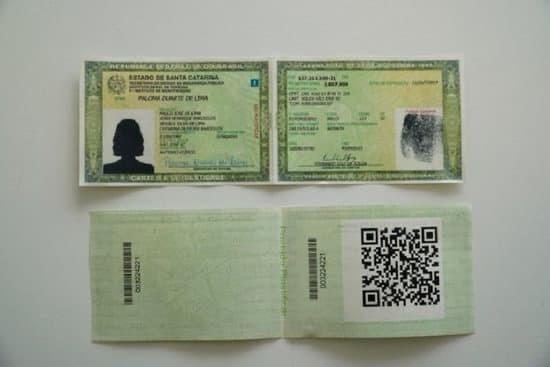modelo de carteira de identidade com frente e verso mostrando o qr code