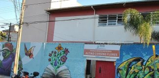 entrada da escola altino flores; duas motos estacionadas na rua; faixa de pedestre