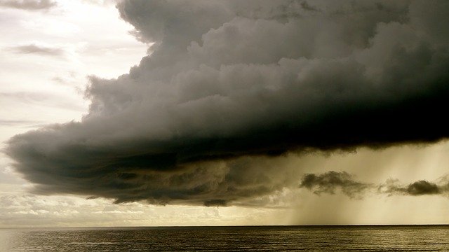 clima para amanhã | previsão do tempo | nuvem de chuva sobre o oceano