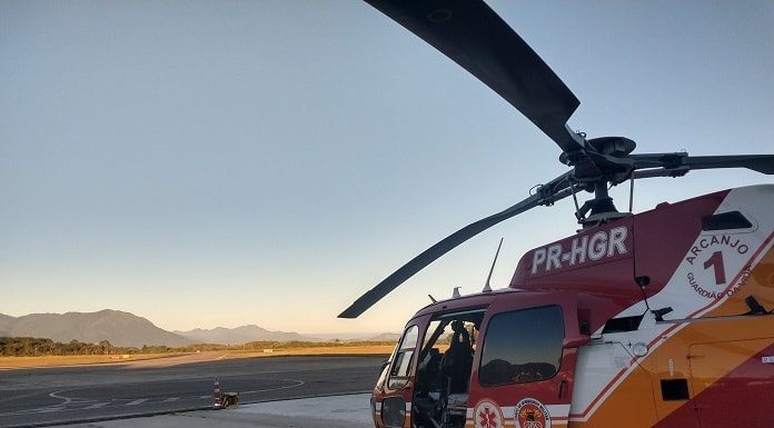 helicóptero arcanjo visto de lado taxiado com parque da serra do tabuleiro ao fundo