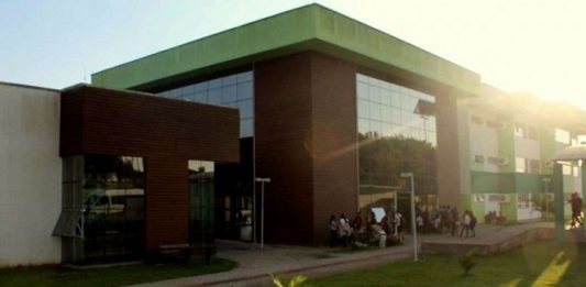 MEC ignora eleição interna do IFSC e determina nomeação de reitor temporário prédio do ifsc em criciúma, com alunas na frente