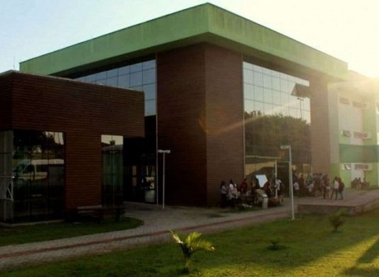 prédio do ifsc em criciúma, com alunas na frente