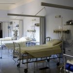 três camas hospitalares em instalação de uti