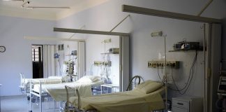 três camas hospitalares em instalação de uti