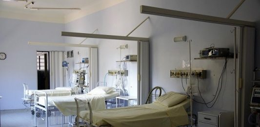 Campanha no HU destaca a importância da prevenção de quedas para salvar vidas três camas hospitalares em instalação de uti