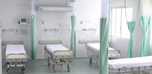SC tem 369 leitos de UTI e 3,9 mil leitos clínicos para pacientes com Covid-19 quatro camas de hospital arrumadas e vazias lado a lado, separadas por cortinas recolhidas