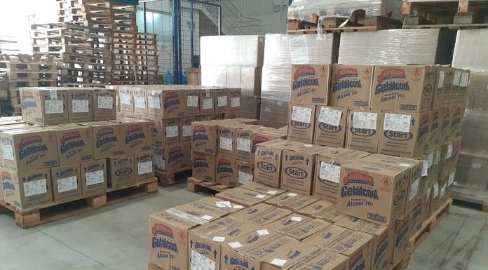 dezenas de caixas empilhados sobre pallets em galpão