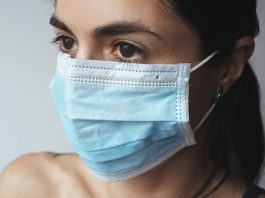 “Para não causar pânico”, lojas proíbem que funcionários usem máscaras de pano