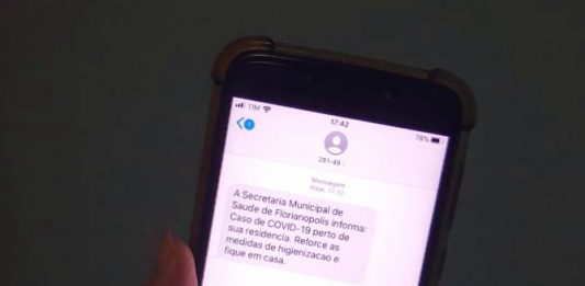 Monitoramento virtual: Ministério da Saúde vai ligar para 125 milhões e Florianópolis envia alertas close em tela de celular com mensagem de alerta de proximidade de caso de coronavírus
