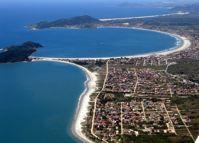 foto aérea das praias de araçatuba, ponta do papagaio, pinheira e guarda do embaú