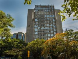 TJSC nega Habeas Corpus: foto de prédio do poder judiciário visto da praça dos três poderes, com árvores em volta no centro de florianópolis