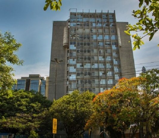 TJSC nega Habeas Corpus: foto de prédio do poder judiciário visto da praça dos três poderes, com árvores em volta no centro de florianópolis