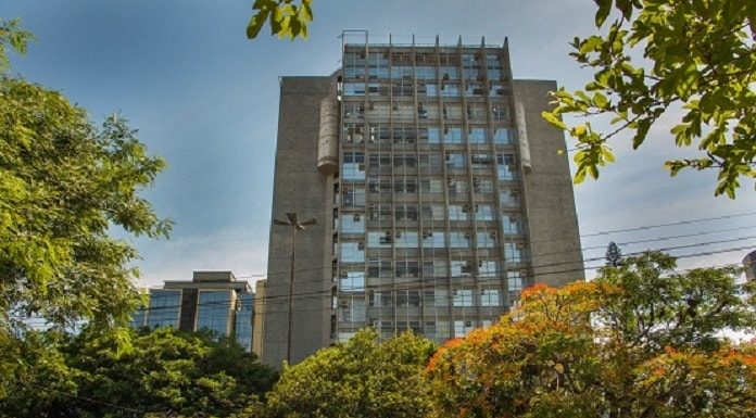 TJSC nega Habeas Corpus: foto de prédio do poder judiciário visto da praça dos três poderes, com árvores em volta no centro de florianópolis