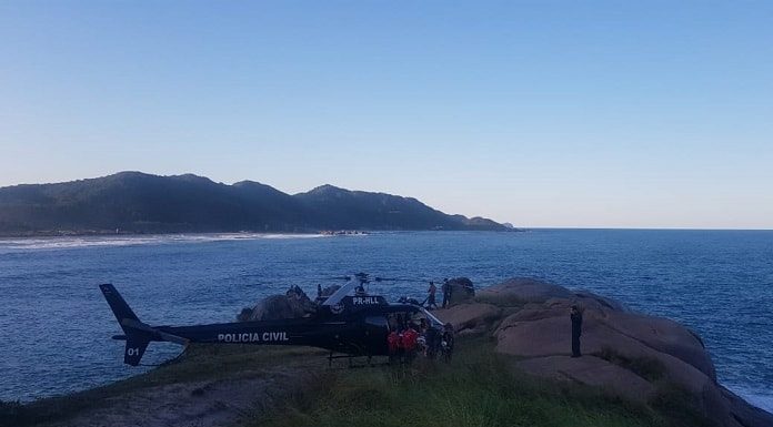 helicóptero pousado em um costão da praia mole