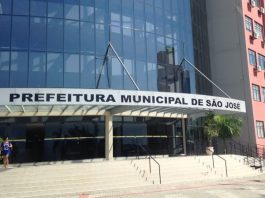 entrada da sede da prefeitura com nome na fachada