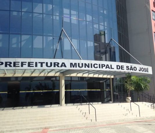 entrada da sede da prefeitura com nome na fachada