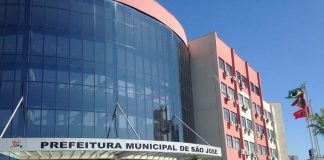 sede da prefeitura de são josé, com nome na fachada