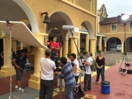 profissionais em set de filmagem da série, mexendo em equipamentos de filmagem