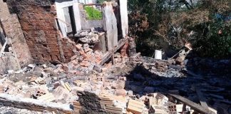 casa destruída com entulho espalhado