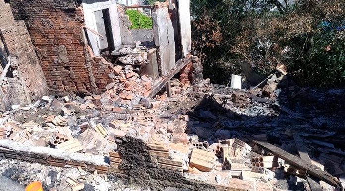 casa destruída com entulho espalhado