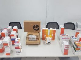 Receita Federal doa mais eletrônicos à prefeitura de Florianópolis caixas de eletrônicos organizadas em pé sobre mesa
