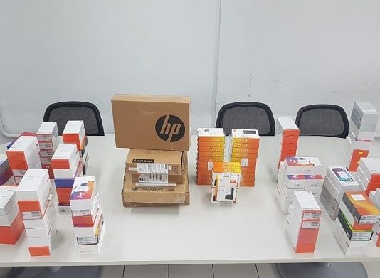 Receita Federal doa mais eletrônicos à prefeitura de Florianópolis caixas de eletrônicos organizadas em pé sobre mesa