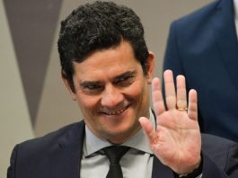 close em sérgio moro sorridente dando tchau com a mão