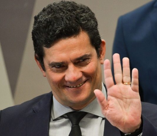 Sérgio Moro pede demissão do Ministério da Justiça close em sérgio moro sorridente dando tchau com a mão