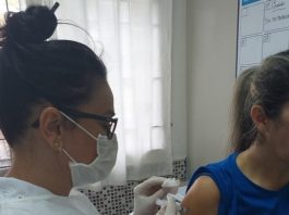 São José faz no sábado (17) mutirão de vacinação contra a poliomielite e multivacinação mulher profissional de saúde usando proteção aplica vacina no braço de outra mulher