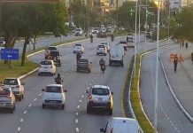 imagem de câmera de rua na avenida beira-mar mostrando carros passando e algumas pessoas no calçadão