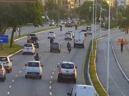 imagem de câmera de rua na avenida beira-mar mostrando carros passando e algumas pessoas no calçadão