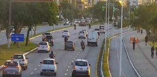 imagem de câmera de rua na avenida beira-mar mostrando carros passando e algumas pessoas no calçadão