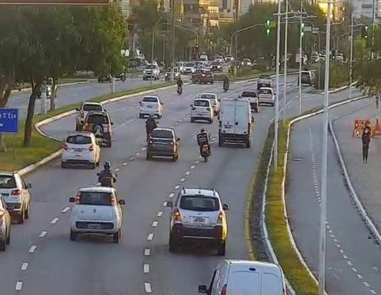 imagem de câmera de rua na avenida beira-mar mostrando carros passando e algumas pessoas no calçadão
