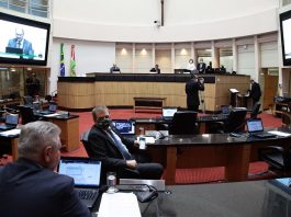 2 deputados no plenário da Assembleia Legislativa conversando