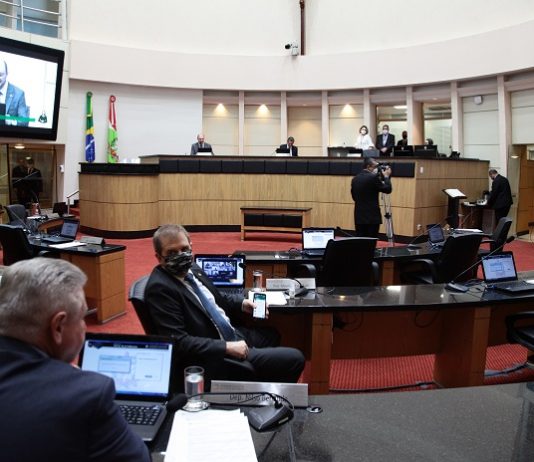 2 deputados no plenário da Assembleia Legislativa conversando