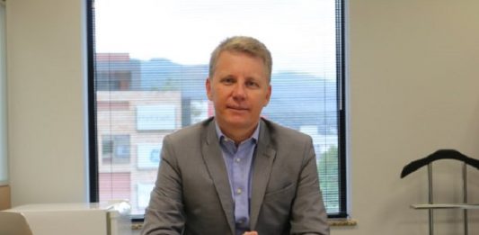 Amandio João da Silva Junior é o novo chefe da Casa Civil amandio joão da silva junior sentado atrás de mesa de escritório olhando para a câmera