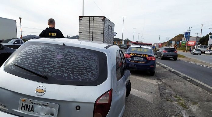 Celta parado no acostamento da BR 101, sendo observado por policial rodoviário federal