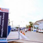 entrada do Centro de Atenção à Saúde Animal, com placa e carros estacionados ao lado do portão