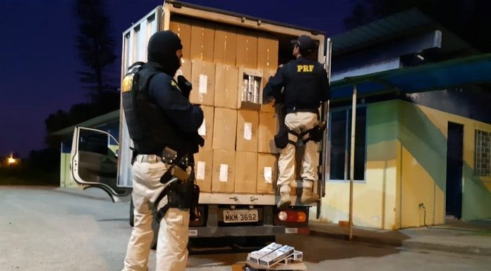 Policiais rodoviários em abordagem encontraram caixas de cigarros contrabandeados