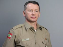 foto de dionei tonet usando farda da polícia militar sobre fundo neutro