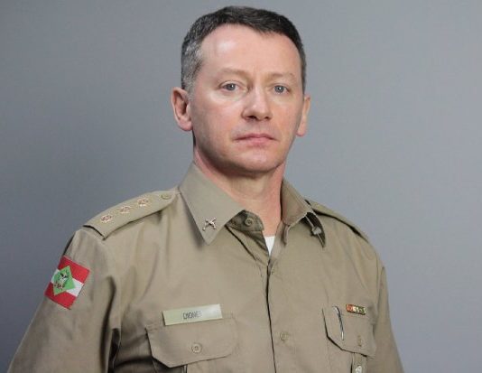 foto de dionei tonet usando farda da polícia militar sobre fundo neutro